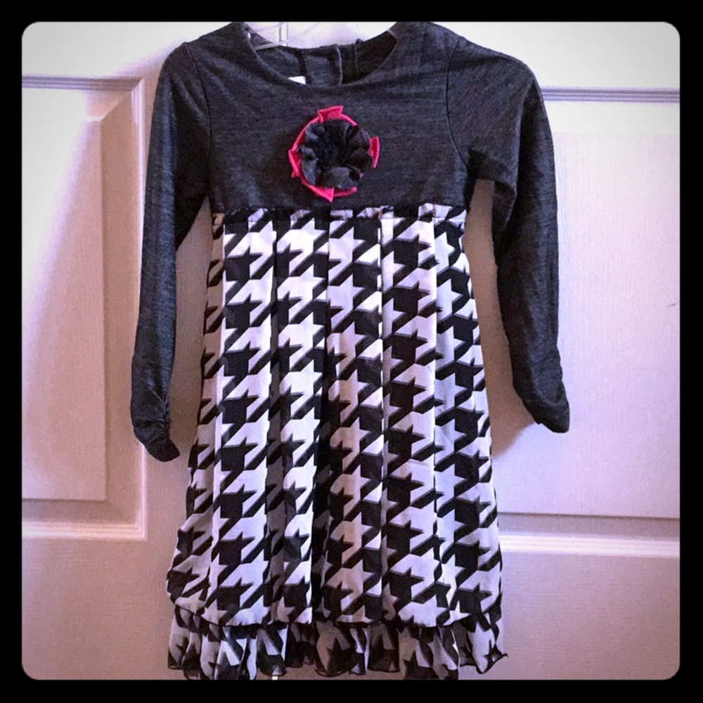 Black & White Dress w Chiffon Houndstooth Flow